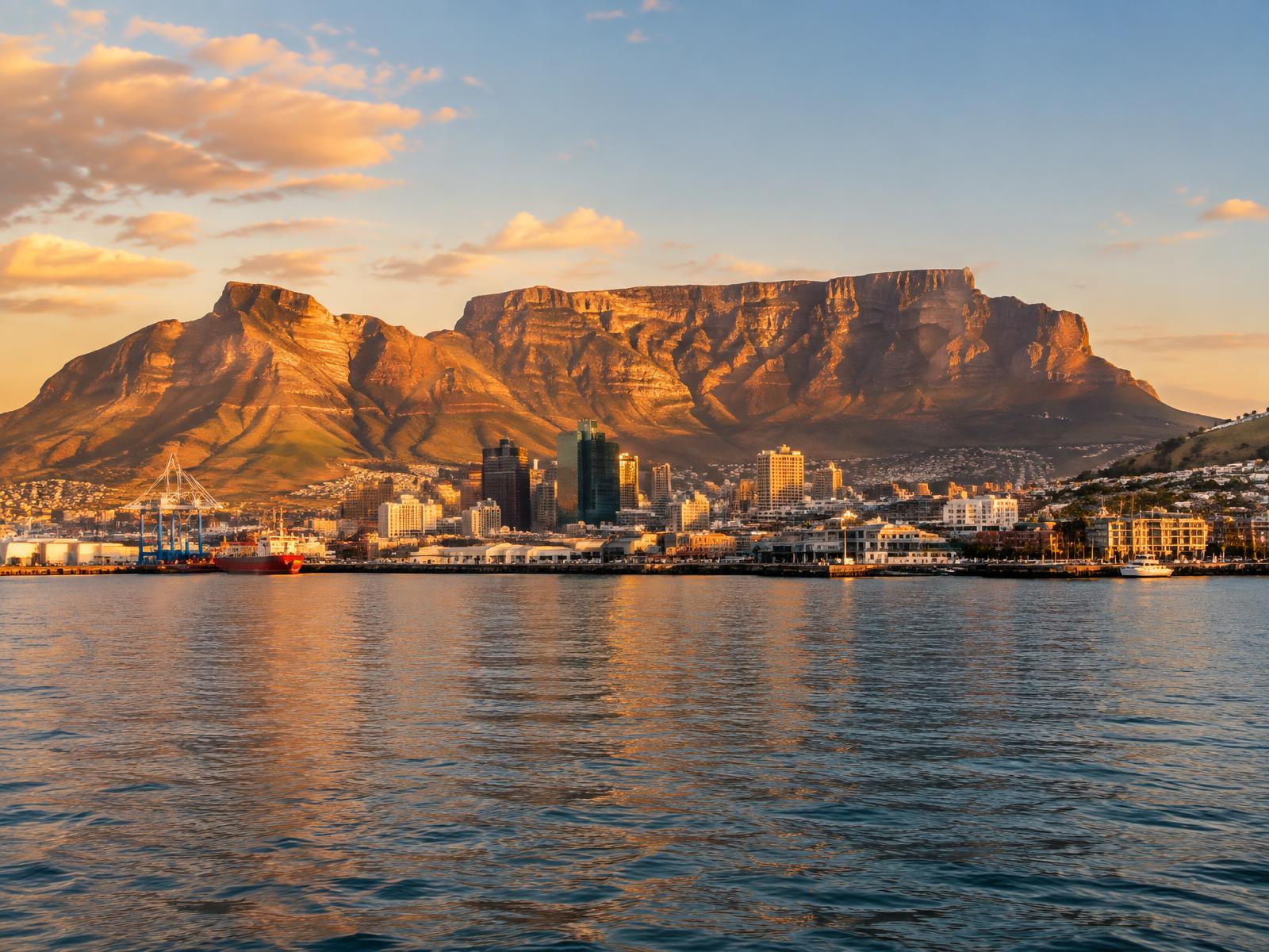 The city between mountain and ocean